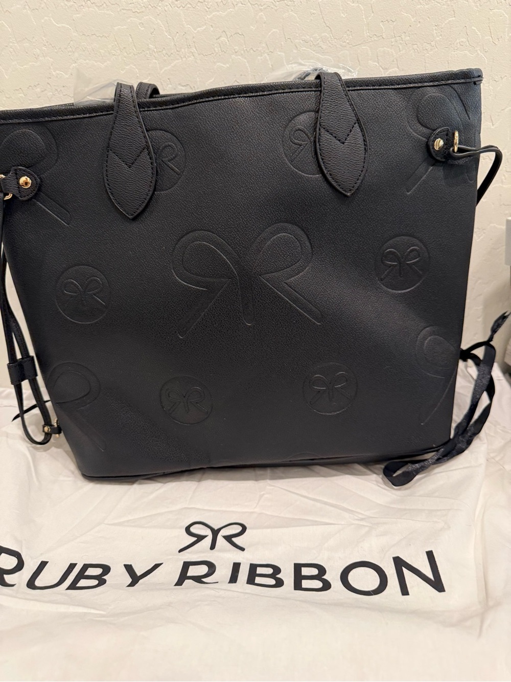RUBY RIBBON Classic Black Tote Bag with Embossed Bow Detail - NEW WITH TAGS - Picture 4 of 12